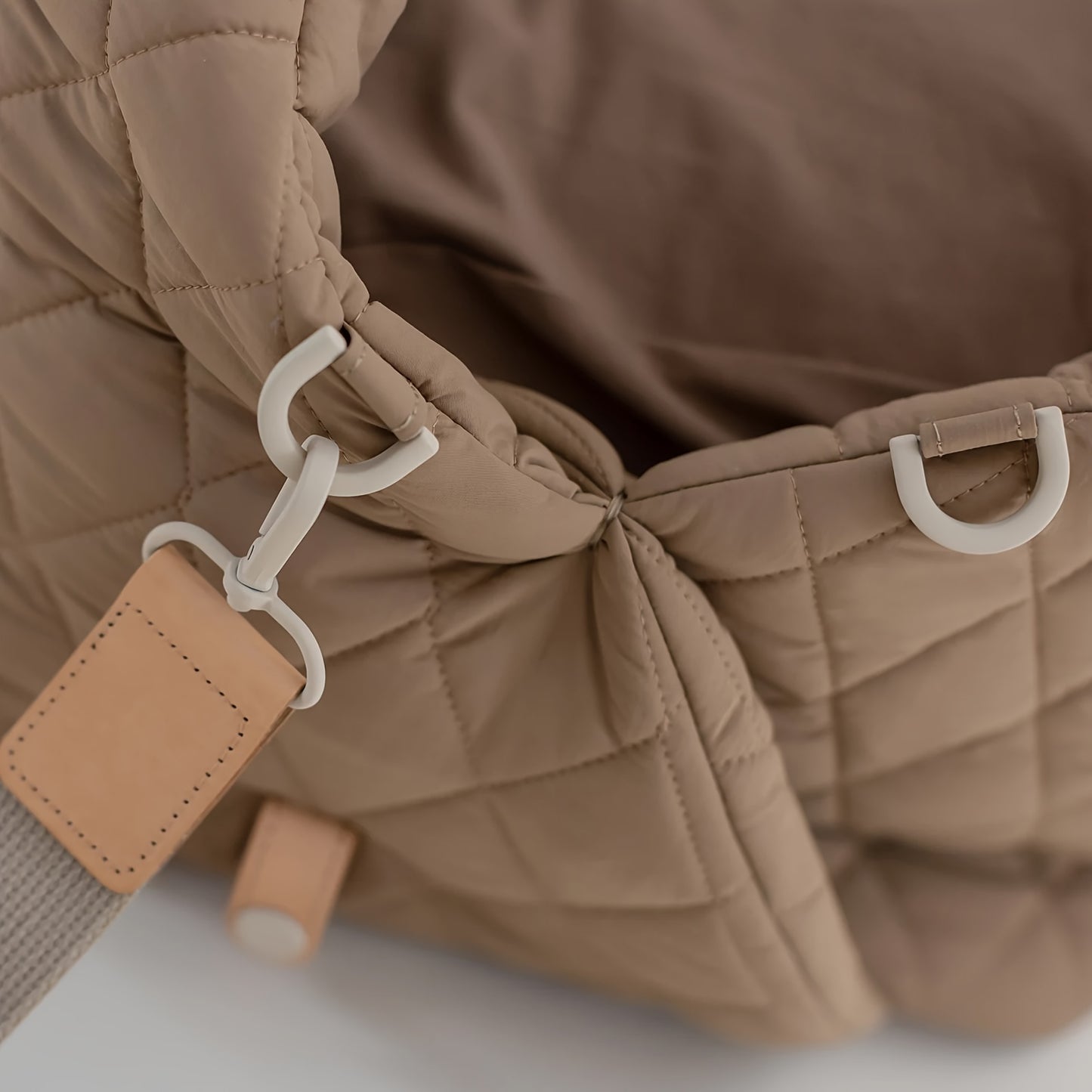 Siège Auto Matelassé pour Animaux – Coloris Gris Clair – Transporteur Sécurisé en Polyester Résistant avec Laisse Intégrée, Sangles de Sécurité et Appui-Tête Ajustable – Pour Chiens et Chats